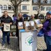 Regina Martin vom Meringer Obst- und Gartenbauverein stand als Expertin für alle Fragen rund um das torffreie Gärtnern zur Verfügung und informierte zusammen mit Christina Stegmiller von der Fachstelle für Klimaschutz auf dem Meringer Wochenmarkt. Mario Grimm von der Abfallberatung war ebenfalls vor Ort.
