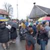 Regenschirme und warme Jacken prägten das Bild bei der Maifeier in Holzhausen.