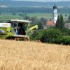 Land und Landwirtschaft, das gehört zusammen. Im Bild die Getreideernte bei Ried im Landkreis Augsburg.