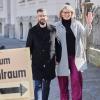 Die Augsburger CSU-OB-Kandidatin Eva Weber mit ihrem Mann Florian auf dem Weg zum Wahllokal im Holbein-Gymnasium. In der Innenstadt, zuletzt eine Grünen-Hochburg, liegt Eva Weber nach dem ersten Wahlgang vorn.