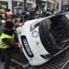 In Paris blieb es nicht beim friedlichen Protest. Anhänger der Bewegung der „Gelben Westen“ warfen Autos um, errichteten Barrikaden und legten Feuer. 