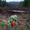 Blumen und Kerzen wurden am Fundort des getöteten Mädchens niedergelegt.