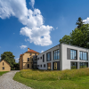 Der schlicht gehaltene Neubau fügt sich gut in das vorhandene Ensemble aus Schule, Kirche und ehemaligem Kindergartenbau ein.