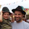 Andreas Bolleininger kam mit seinem Sohn Kilian am Familientag zum Friedberger Volksfest. Denn ein bisschen Geld lässt sich dank der günstigeren Angebote sparen.