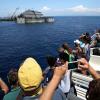 Touristenattraktion: Schaulustige warten auf den Abtransport der "Costa Concordia".