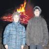 David (rechts) und Lukas kommen aus Langerringen und waren zum ersten Mal beim Funkenfeuer in Reinhartshofen.