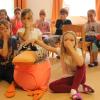 Zusammen mit den Vorschulkindern des St. Anna Kindergartens in Oberwaldbach taucht Paula Print beim Lied „Komm und zieh die Badehose an“ ab. 	