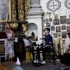 Sopranistin Lucia Frank, Drummer Felix Gräf und Rudolf Drexl gestalteten den Gottesdienst bei der Woche der Kirchenmusik in Maria Birnbaum mit zeitgenössischen Komponisten.