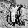 Alan Shepard nimmt Gesteinsproben im Ottinger Steinbruch unter die Lupe. Die Astronauten nahmen ihr Feldtraining außerordentlich ernst.  	