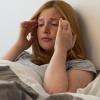 Regelmäßige Kopfschmerzen können bei Jugendlichen zu einem Teufelskreis aus Leistungsabfall, Schulangst und Isolation führen.