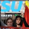 Kurdische Jugendliche und Studenten stehen vor der CSU-Zentrale in München (Bayern) und zeigen das Victory-Zeichen. 