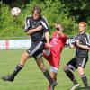 Der BC Adelzhausen mit Krispin Kistler (links) ist Meister in der Kreisliga Ost. Dominik Müller (rechts) schoss das 2:0 für seine Mannschaft. Insgesamt unterlag Holenbach mit 0:4.