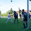 Jahn Landsberg (weiße Trikots) kann entspannt in den letzten Spieltag der Kreisliga Zugspitze gehen. 