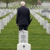 US-Präsident Joe Biden hält inne auf dem Nationalfriedhof Arlington. Der seit 20 Jahren laufende Militäreinsatz in Afghanistan hat rund 2400 amerikanischen Soldaten das Leben gekostet. 