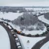 Zu Beginn der Protestwoche startet ein Traktoren -und LKW-Konvoi nach München. Etliche Landwirte und Spediteure blockieren mit ihren Fahrzeugen die beiden Kreisverkehre an der A96.