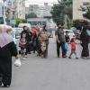 Palästinensische Frauen und Kinder gehen eine Straße entlang.  Bislang fließen Milliardenbeträge in den Gazastreifen. 