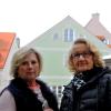 Yvonne Sellke (links) und Eva Jafri leben in Eigentumswohnungen in einem Haus in der Schwibbogengasse. Sie fühlen sich durch Kurzzeitmieter verunsichert. 	