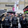 Pegida-Anhänger protestieren  vor der Frauenkirche in Dresden.