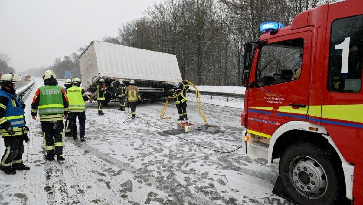 B30 Bei Ulm Gesperrt: Schnee Sorgt Für Unfälle, Staus Und Behinderungen