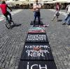 Künstler protestiert nackt vor dem Rathaus - Polizei rückt an