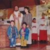 So sah es im Jahr 1995 aus: Pfarrer Peter Brummer zusammen mit Mutter Sahize Simsek und den Kindern.