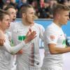 Alfred Finnbogason und Jeffrey Gouweleeuw (von rechts) wechselten im Winter zum FC Augsburg und haben denselben Berater. FCA-Kapitän Paul Verhaegh (links) muss länger pausieren.