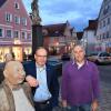 Harald Dalm (rechts), Vorsitzender des Handels- und Gewerbevereins Burgau sowie sein Stellvertreter Michael Hackenberg an der Burgauer Stadtstraße. Hier gibt es noch schöne Fachgeschäfte – und zunehmend Leerstand. 	