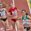 Gesa Felicitas Krause (Sylvesterlauf Trier, r) freut sich über ihren Sieg im Finale über 1500 Meter der Frauen.