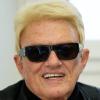 Der deutsche Schlagersänger Heino hat sich die blonden Haare und die dunkle Sonnenbrille zum Markenzeichen gemacht. Eines seiner bekanntesten Lieder ist "Blau blüht der Enzian".