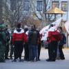 <p>Eine Gruppe von Memminger "Ultras" im Hof des Fachmarktzentrums an der Dietenheimer Straße wird von starken Polizeikräften begleitet.</p>