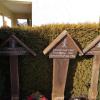 Drei Holzkreuze auf dem Bobinger Friedhof erinnern an das Schicksal von rund 500 ukrainischen Zwangsarbeitern.