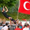 Spieler und Anhänger von Türksport Kempten feiern hier Mittelfeldspieler Emre Aydin, doch der Sieg seines Teams blieb wirkungslos.  	