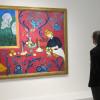 Ein Besucher steht vor dem Gemälde "Der Serviertisch - Harmonie in Rot" von Henri Matisse in der Ausstellung "Ikonen der Moderne - Die Sammlung Schtschukin" in Paris.