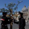 Leergefegt: Italienische Carabinieri stellen ein Kreuz mit einem Olivenbaumzweig außerhalb des Petersplatzes auf. Landesweit gelten über Ostern strenge Reise- und Kontaktverbote. 