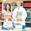 In der Kinderklinik übergab Anna Kratzer, die Vorsitzende des Vereins Glühwürmchen, an Professor Dr. Dr. Michael Frühwald die Bücherspende. 