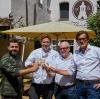 Harry Winderl (von rechts), Siegfried Assei und Christoph Dennhardt sind sich über den Pächterwechsel einig geworden und stoßen mit dem neuen argentinischen Koch des Throbräukellers, Pablo Cigoy, an. 