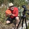 Florian Rigotti macht Youtube Videos über Gärtnerei und die Weiterverarbeitung von Gemüse, Obst und Honig. Hier filmt er sich im Kürbisbeet mit einer Hokaidokreuzung.