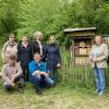 Die Ehrenamtsbeauftragte Eva Gottstein (Zweite von rechts) hat Bettina und Jan-Erik Ahlborns Engagement rund um den Wildbienenlehrpfad gewürdigt. Das Bild zeigt (von links) Christine Mang-Fester (Illustratorin des Saatgut-Automaten), Dagmar Schmitt (Vertreterin des Blühpakts Bayern), Eva Kettl (Illustratorin Schautafeln), Bettina Ahlborn, Stadtgärtner Martin Honner, Jan-Erik Ahlborn sowie Bürgermeister Stephan Winter (rechts). 