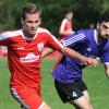 Mit 2:2 trennten sich in der Hinrunde der TSV Rain II (mit Johannes Löffler, in Rot) und der TSV Wemding (mit Oguz Yavuz). 