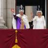 König Charles III. und Königin Camilla winken nach der Krönungszeremonie vom Balkon des Buckingham Palastes: Das Königspaar grüßt mit einem Motiv seiner Krönung im Mai zu Weihnachten.