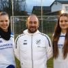 Die Neuzugänge des SC Mönstetten: Alina Girlich, Trainer Torsten Zimmermann und Alina Kopfmüller.  	