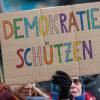 Hunderttausende Menschen in ganz Deutschland machen sich Sorgen um die Demokratie.  