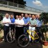 Eine große Schar an illustren Gästen kam zur Eröffnung des Radwegs an der B 10 bei Zusmarshausen (von links): MdL Max Strehle, Bürgermeister Albert Lettinger, Bauamtschef Michael Kordon (Augsburg), MdB Georg Nüsslein, Bauamtschef Willi Weirather (Günzburg), Bürgermeister Sven Tull, Marktrat Hubert Kraus, MdL Alfred Sauter und Bauunternehmer Gerhard Kranzfelder. Foto: Marcus Merk