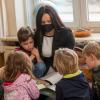 Jelica Bonic, Leiterin des Sparkassen-Kindergartens, mit ihren Schützlingen. Im Januar übernimmt die Stadt die Verwaltung der Kita. Für Mitarbeiter und Kinder ändert sich nichts.