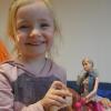 Lena aus Mörslingen ist überglücklich über ihre mit Barbie. 