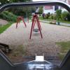 Auf dem Spielplatz im Bahnweg in Obergriesbach geht es hinab über die Rutsche und dann geradewegs zu auf die rot leuchtenden Spielgeräte.