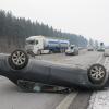 Schwer verletzt wurde die Beifahrerin dieser Limousine, die auf der Autobahn bei Altenstadt mit einem Lastwagen (hinten) kollidiert war und sich überschlug. 