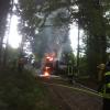 Brand einer Forstmaschine im Wald bei Oberried. Im Bild löschen die Einsatzkräfte den Brand mit Schaum.