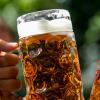 Auf dem Bezirksmusikfest in Zaisertshofen hat eine 17-Jährige so viel Alkohol getrunken, dass ein Alkotest nicht mehr möglich war.
