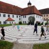 Das Labyrinth im Klosterhof kann beim Klosterfest in Oberschönenfeld begangen werden.  
